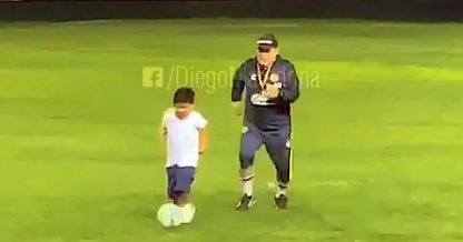 ¿Sacó el talento del padre? El pequeño hijo de Diego Maradona mostró sus dotes para el fútbol