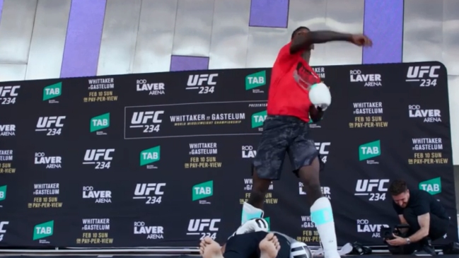 Peleador de la UFC Israel Adesanya homenajeó a La Roca y Stone Cold en un entrenamiento