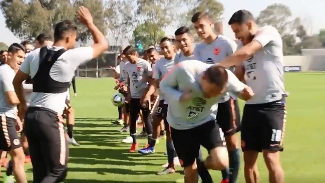 ¡No se salvó! Plantel de América le hizo un “pasillo de bienvenida” a Nicolás Castillo