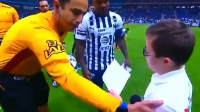 “¡Sí puedes!”: El tremendo gesto de inclusión de un árbitro mexicano con un niño