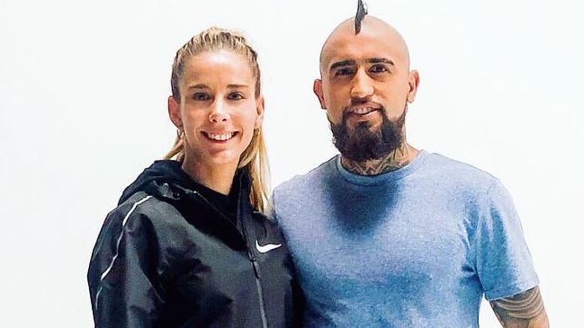 Isidora Jiménez compartió con Arturo Vidal en Europa: “Hoy día con el rey”