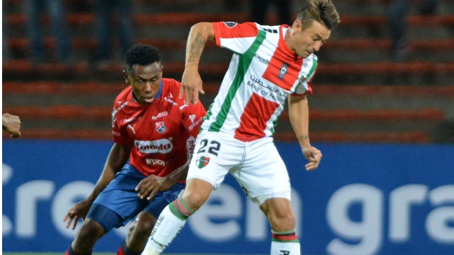 Roberto Gutiérrez volvió en silla de ruedas a Santiago tras sufrir lesión en Copa Libertadores