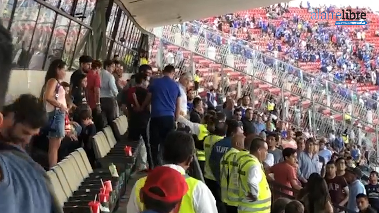 El incidente que involucró a directivo de Azul Azul con hinchas tras eliminación