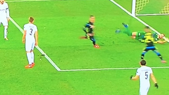 ¡Grosero error! El arquero de Zurich le regaló gol a Napoli en la Europa League