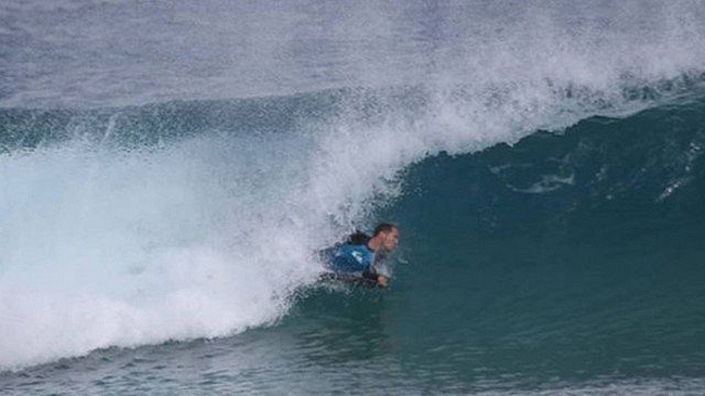 Surfista fue mordido en la cabeza por un tiburón en una playa de Brasil