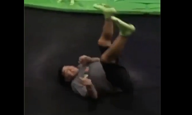 Diego Maradona disfrutó como niño en una cama elástica durante el cumpleaños de su hijo