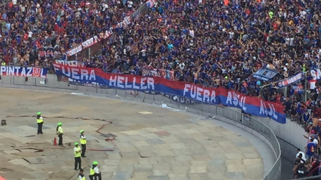 “Fuera Heller, fuera Azul Azul”: El lienzo que exhibió la barra de U. de Chile ante Cobresal