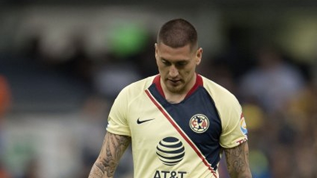 Hinchas de Pumas recibieron con una ensordecedora pifeadera a Castillo en México