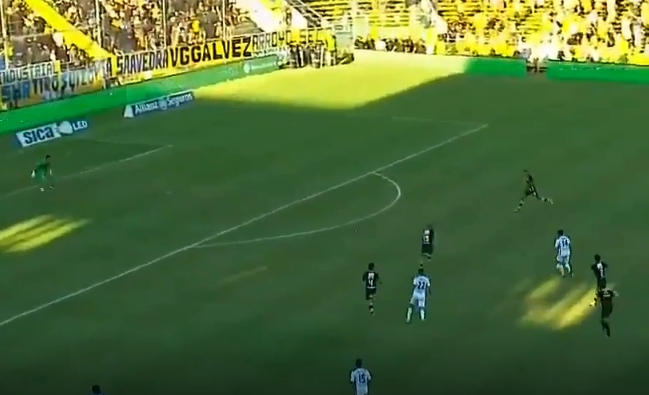 Walter Montillo se lució ante Rosario Central y casi marcó un golazo