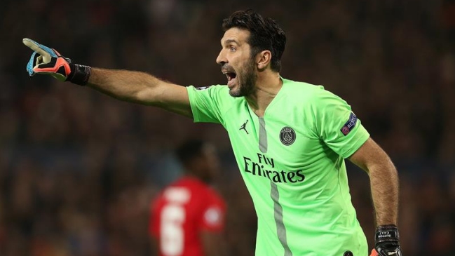 10 destacados futbolistas que siguen activos después de los 40 años