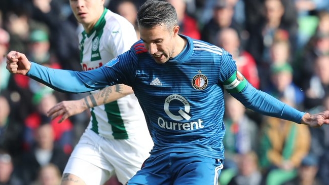 Robin Van Persie saludó a cada uno de los niños que salieron a la cancha junto a los jugadores