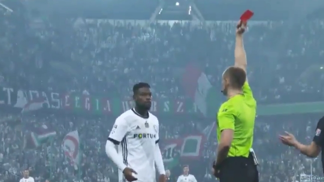 Locuras del VAR: Árbitro pidió a jugador expulsado que volviera a la cancha para mostrarle otra roja