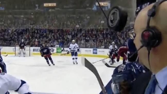 Comentarista de hockey sobre hielo se salvó de ser golpeado por un disco