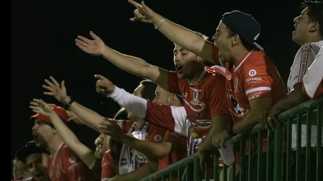 Seguidores de La Calera dedicaron cánticos a Chapecoense en el Arena Condá