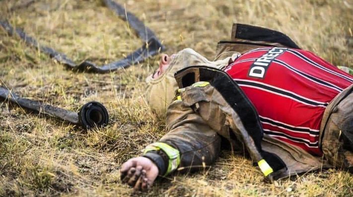 Mario Salas felicitó a bombero que apagó incendio vistiendo camiseta de Colo Colo