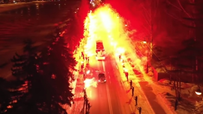 Hinchada de Zenit recibió a su equipo con un increíble pasillo de fuego