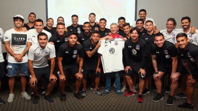 Plantel de Colo Colo compartió con “bombero exhausto” que se hizo viral por fotografía