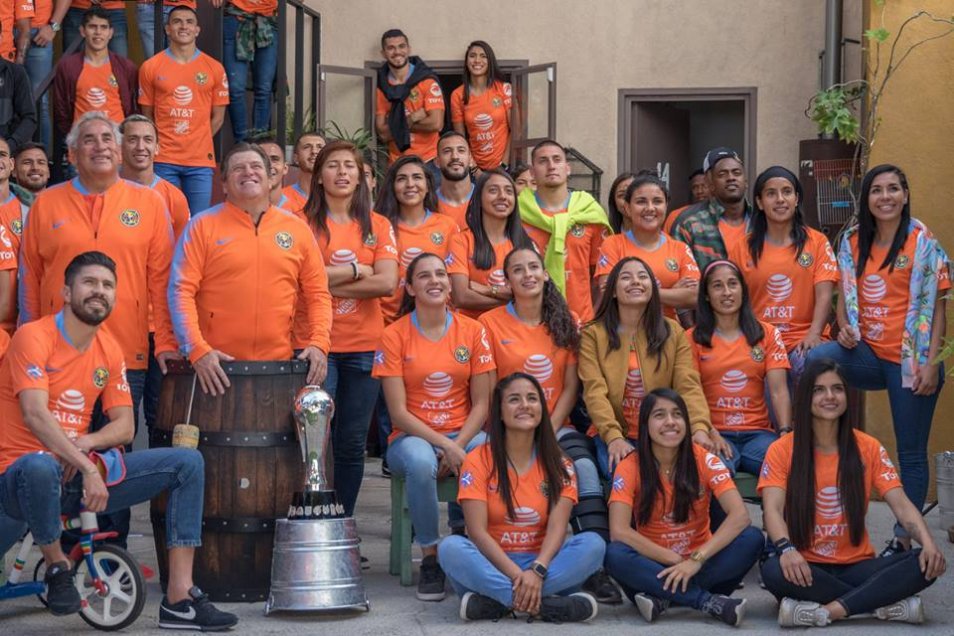 América de Nicolás Castillo se tomó foto oficial en la “Vecindad del Chavo del 8”