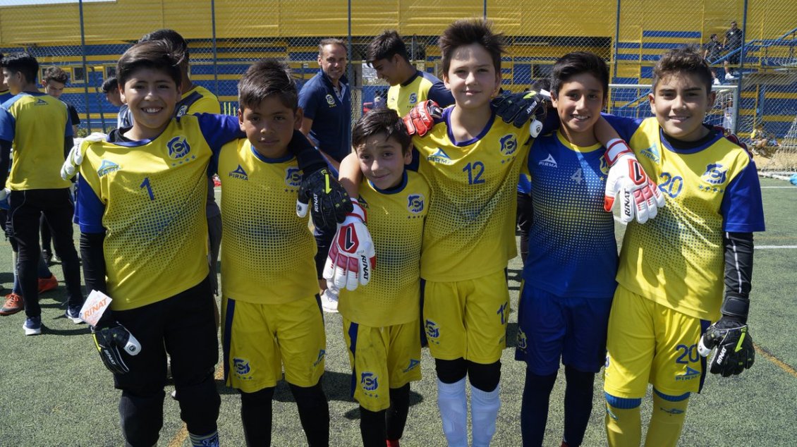 Gran gesto: Cristian Campestrini regaló guantes a los arqueros de las series menores de Everton