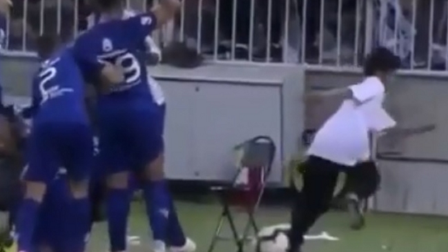 Se fue corriendo: El francés Bafétimbi Gomis asustó a un pasapelota con extraña celebración