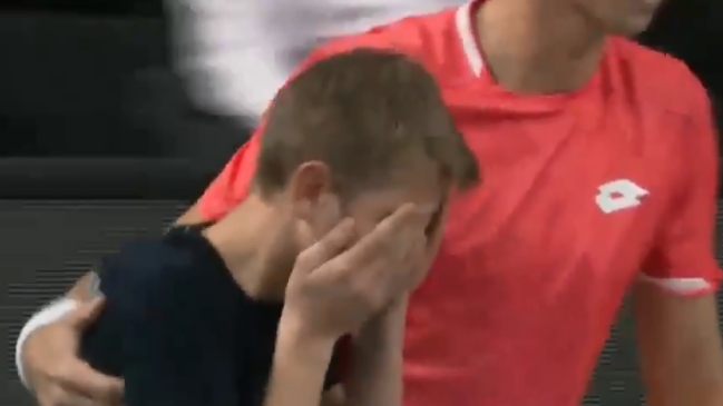 Niño pasapelotas recibió un fuerte pelotazo en la cara por parte de Stefanos Tsitsipas