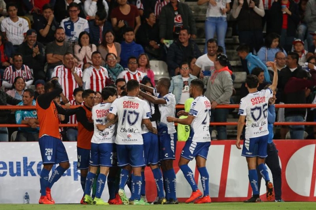 Víctor Dávila vio acción en triunfo de Pachuca en la liga mexicana