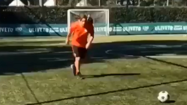 Talento eterno: Francesco Totti mostró su calidad intacta con un golazo en partido de fútbol 7