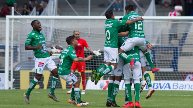 León de Jean Meneses le ganó el duelo de chilenos a Pumas de Mora y Rodríguez en México