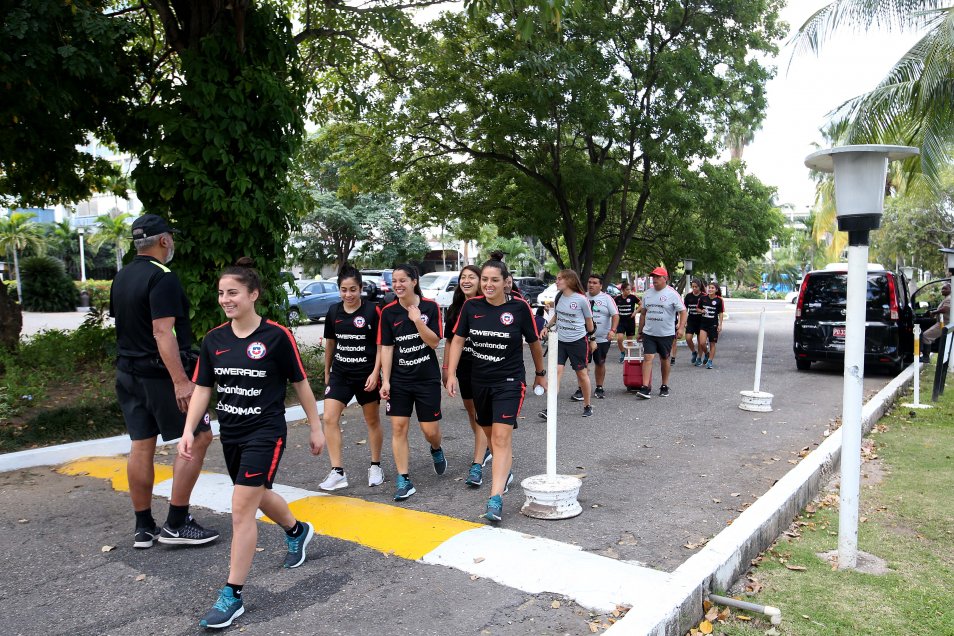 La selección femenina compartió con niños de distintas escuelas de Kingston