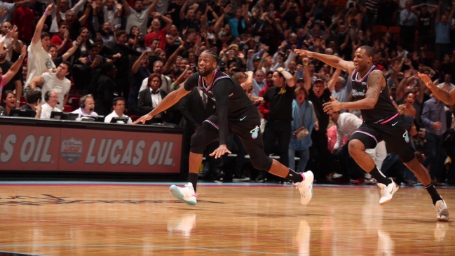 Dwyane Wade emocionó con triple en el último segundo en la victoria de Miami ante los Warriors