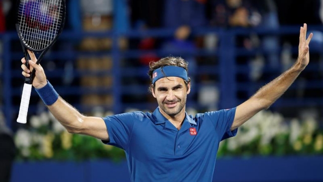 Roger Federer ganó otra batalla en Dubai rumbo a su título número 100