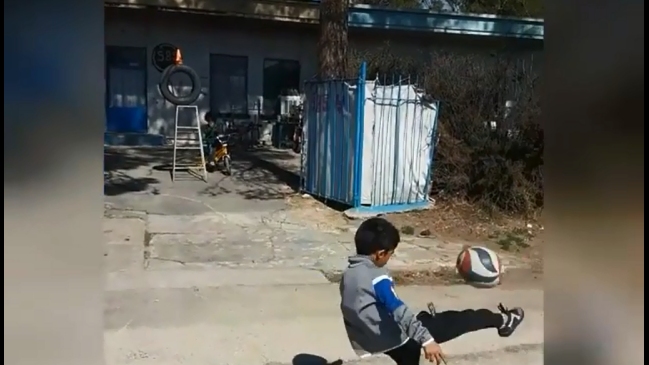 Niño iraní de siete años emuló a la perfección los increíbles trucos de Mohamed Salah