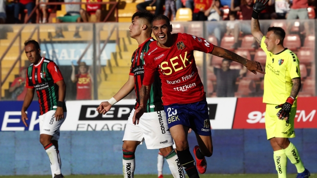 U. Española derrotó a un disminuido Palestino y comenzó a ganar terreno en el campeonato