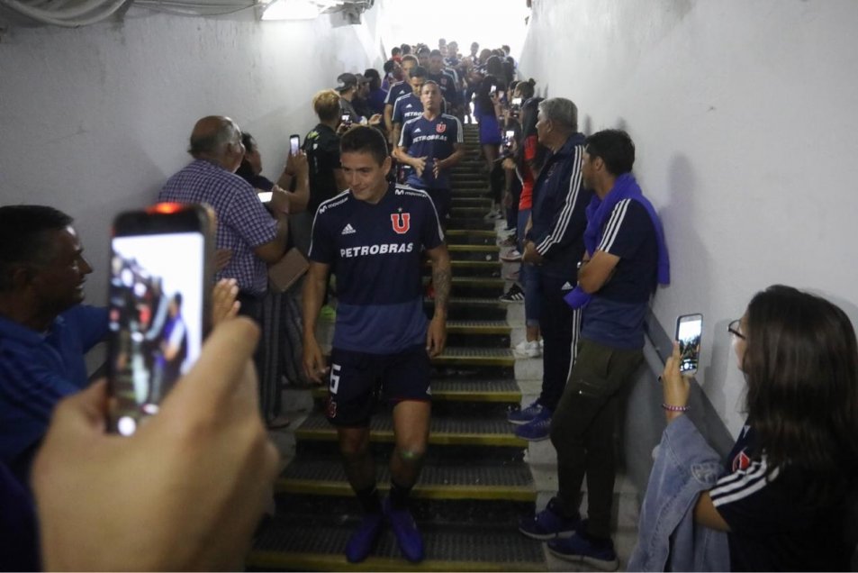 El apoyo de los funcionarios del club al plantel de la U antes del duelo con Huachipato