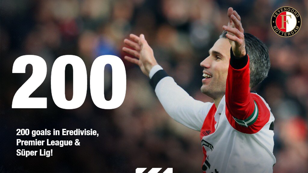 Robin Van Persie marcó un triplete y superó los 200 goles en torneos ligueros