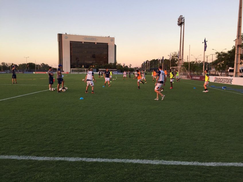 El primer entrenamiento de Universidad Católica en Asunción de cara a su duelo ante Libertad