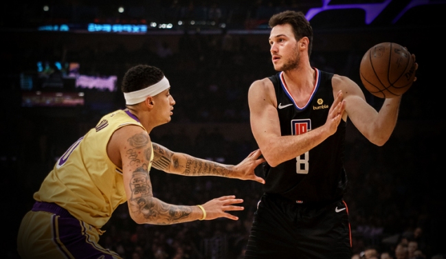 Los Lakers sufrieron otro tropiezo en su intento por llegar a los play-offs