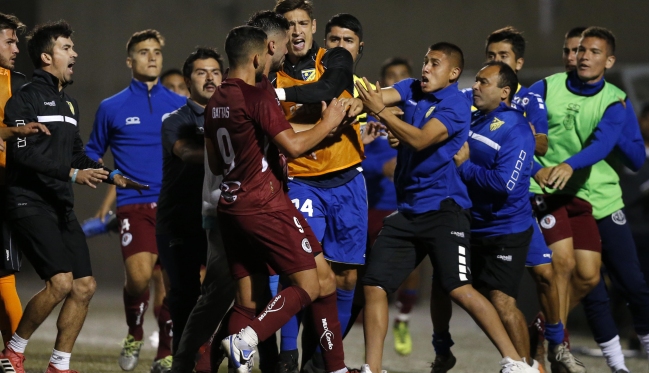 Santa Cruz venció a Barnechea en un duelo que terminó con serios problemas en las tribunas