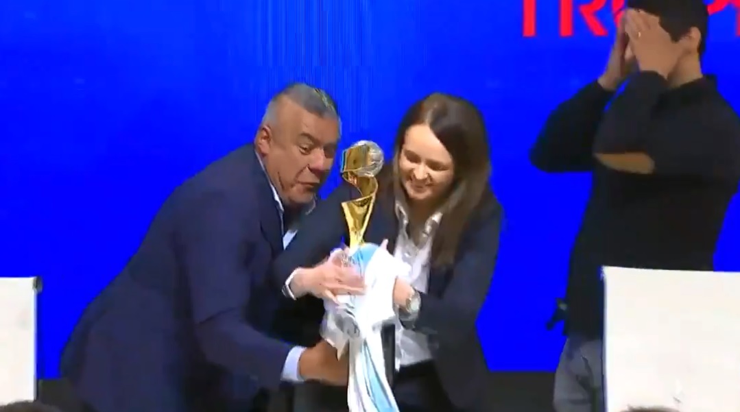 ¡Casi se le cae! El chascarro del presidente de la AFA con la copa del Mundial Femenino