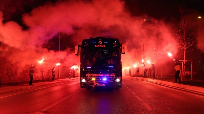 La “ruta del fuego”: El increíble recibimiento que tuvo Fenerbahce previo a su duelo ante Istanbul