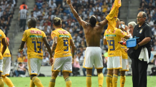 Eduardo Vargas y Nicolás Castillo vieron acción en los duelos de Tigres y América en México
