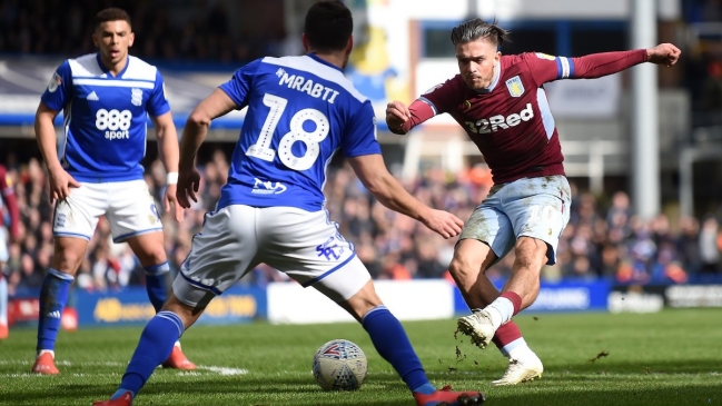 Hincha ingresó a la cancha y golpeó a un jugador en partido entre Birmingham y Aston Villa