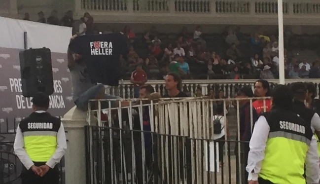 Hinchas de Universidad de Chile pidieron la salida de Carlos Heller en el Club Hípico