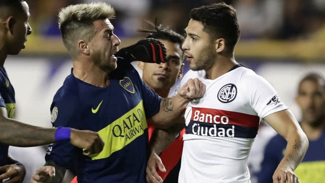 Jugador de Boca hizo una rabona, sus ex compañeros lo golpearon y se ganó amarilla