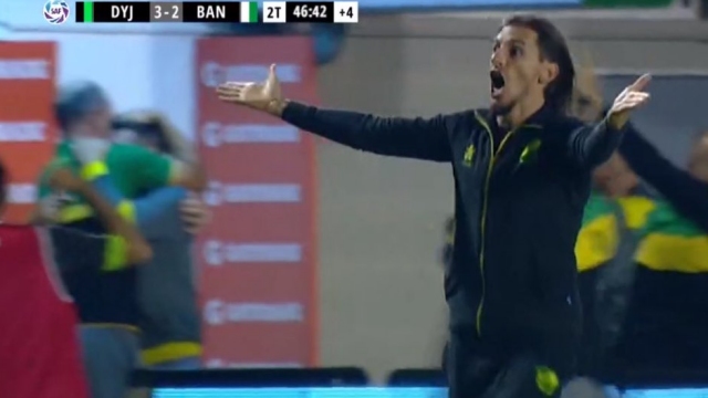 La eufórica celebración de Beccacece en el agónico gol del triunfo de Defensa y Justicia