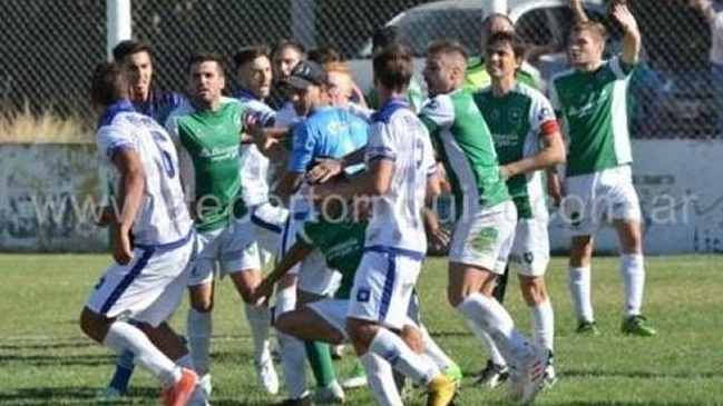 Jugador argentino bajó a tres rivales a puñetazos