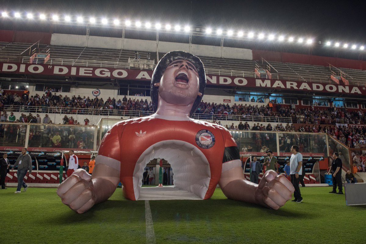 Argentinos Juniors estrenó manga con la figura de Diego Maradona