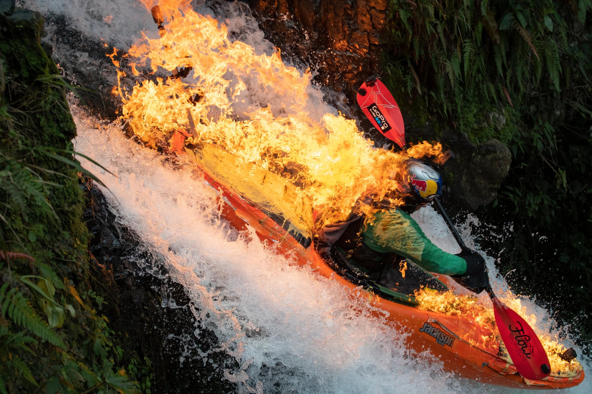 Kayakista mexicano explicó por qué se lanzó de una cascada envuelto en llamas