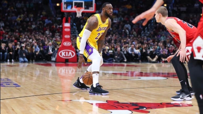 James mantuvo con vida a los Lakers en su intento por llegar a play-offs