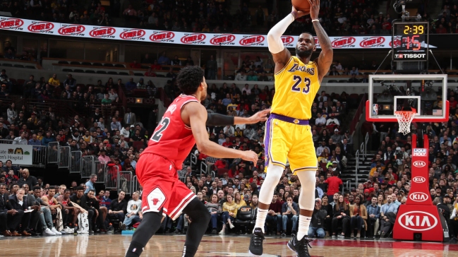 Los Lakers siguen con vida tras vencer a los eliminados Bulls